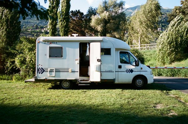 Quels sont les meilleurs accessoires pour optimiser l'espace de stockage dans une voiture de camping ?